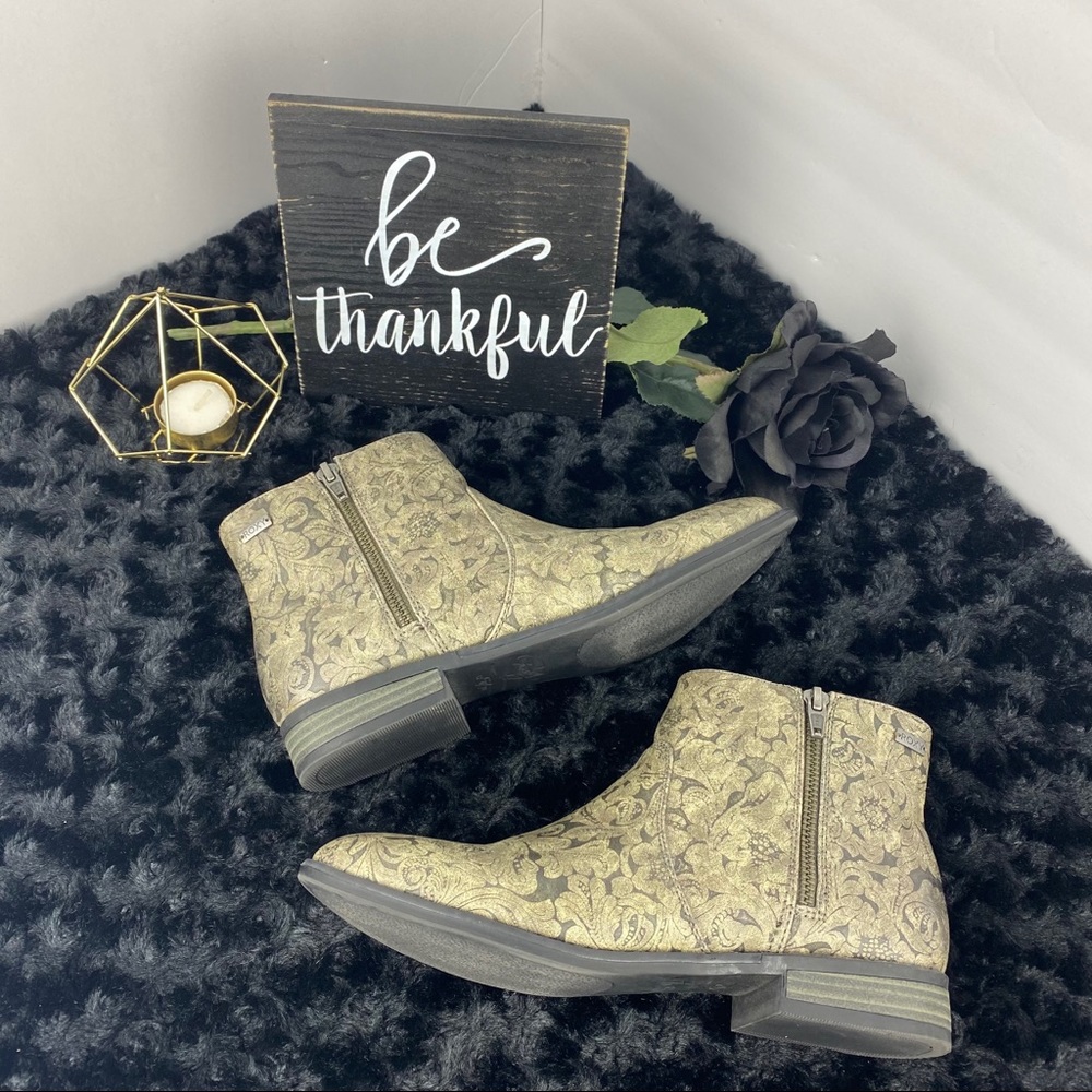 Roxy Boots